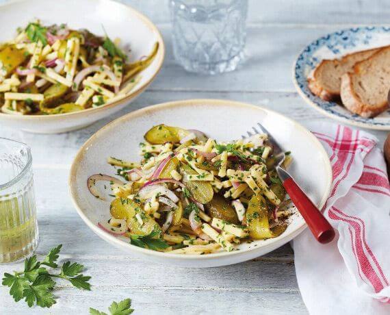 Schneller Bergkäsesalat mit Bauernbrot