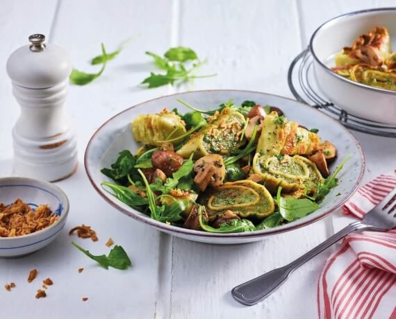 Maultaschensalat mit gebratenen Pilzen und Röstzwiebeln