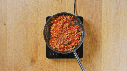 Dies ist Schritt Nr. 3 der Anleitung, wie man das Rezept Pasta alla Norma mit Aubergine, Tomaten und gebackenem Frischkäse zubereitet.