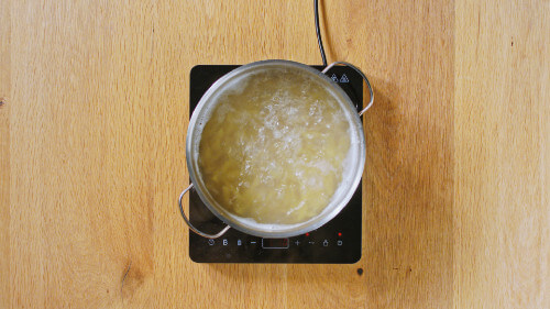 Dies ist Schritt Nr. 5 der Anleitung, wie man das Rezept Pasta alla Norma mit Aubergine, Tomaten und gebackenem Frischkäse zubereitet.