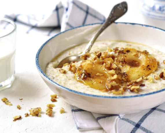 Porridge mit Birne und karamellisierten Walnüssen