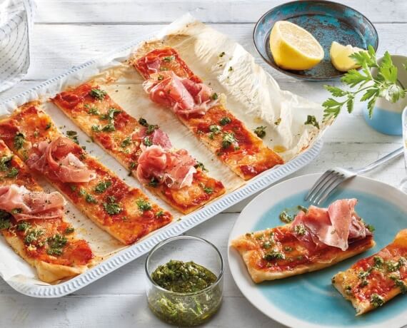 Serrano Schinken Pizza mit Gremolata