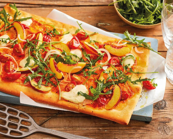 Pizza mit fruchtiger Paprikasoße mit Tomaten, Nekatrinen und Rucola-Salat