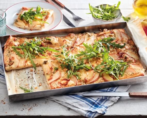 Süß-herzhafte Pizza mit Birne und Rucola