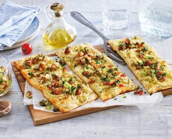 Pizza Bianca mit Fenchel und Tomaten-Petersilien-Salsa