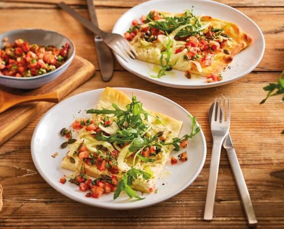 Weiße Pizza mit Fenchel, Crème fraîche, Rucola und Tomatengremolata