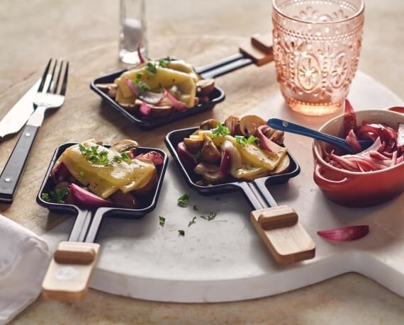 Raclette-Pfännchen mit Pilzen und Balsamico-Zwiebeln