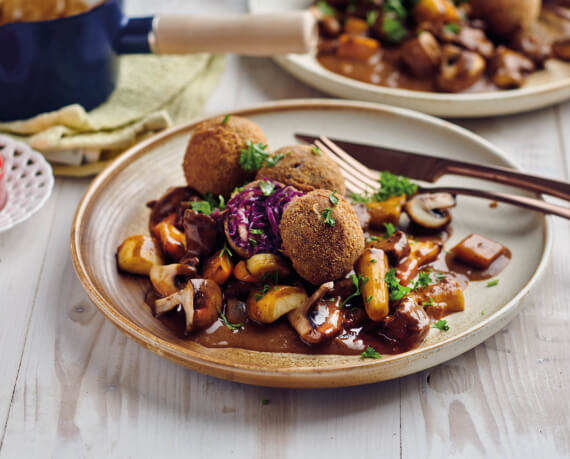 Gulasch mit Rotkohl-Knödeln