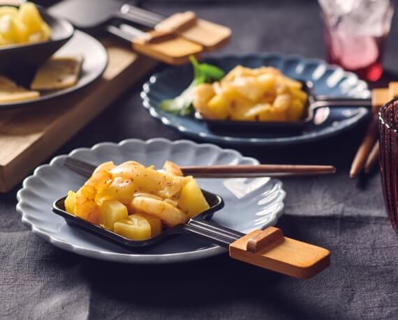 Raclette-Pfännchen mit Garnelen und Ananas