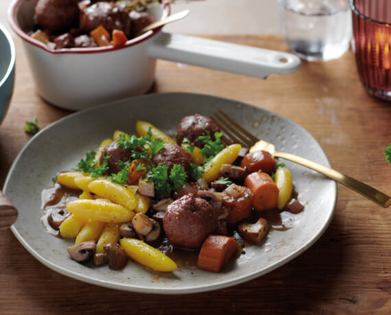 Vegane Bœf-Bourguignon-Klopse mit Schupfnudeln