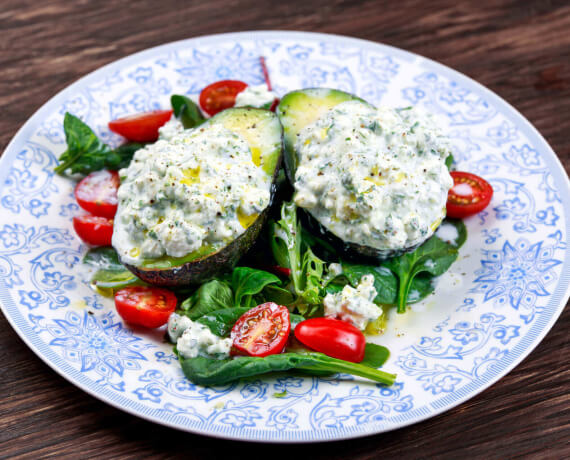 Avocado mit Kräuterfrischkäse und Spinat-Salat