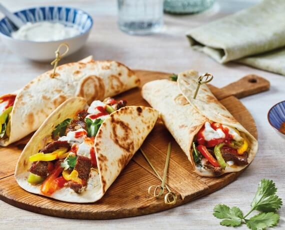 Mexikanische Wraps Fajita Style mit Rind und Paprika