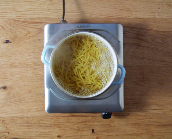 Dies ist Schritt Nr. 1 der Anleitung, wie man das Rezept Mac and Cheese mit Salat zubereitet.