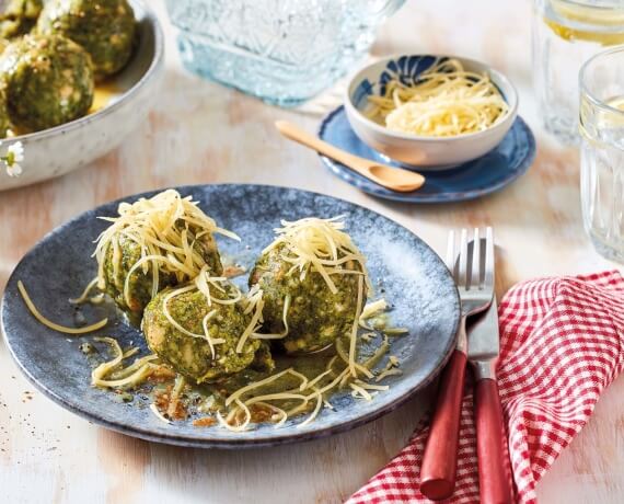 Spinatknödel mit Nussbutter und Bergkäse