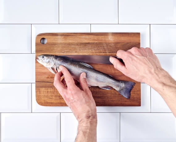 Dies ist Schritt Nr. 2 der Anleitung, wie man das Rezept Saibling filetieren zubereitet.