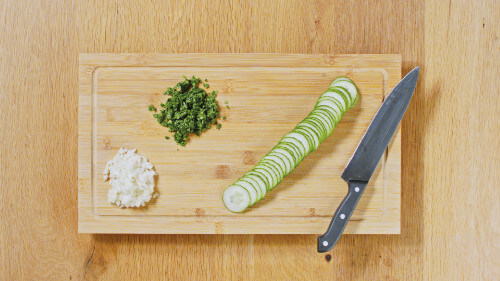 Dies ist Schritt Nr. 2 der Anleitung, wie man das Rezept Veganes Kohlrabischnitzel mit Kartoffel-Gurken-Salat zubereitet.