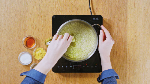 Dies ist Schritt Nr. 3 der Anleitung, wie man das Rezept Veganes Kohlrabischnitzel mit Kartoffel-Gurken-Salat zubereitet.