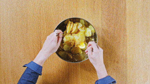 Dies ist Schritt Nr. 4 der Anleitung, wie man das Rezept Veganes Kohlrabischnitzel mit Kartoffel-Gurken-Salat zubereitet.