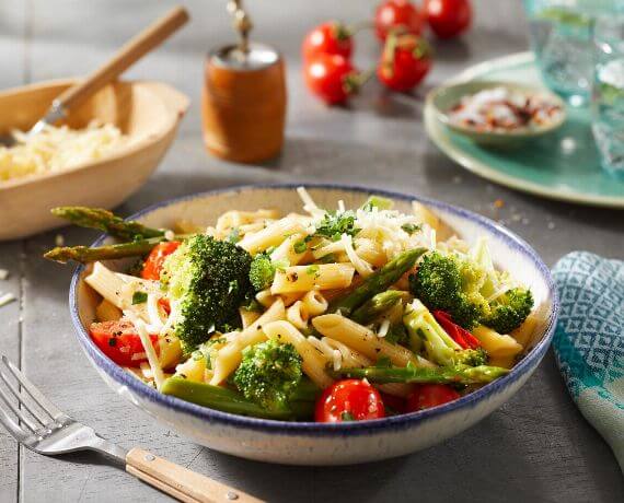 Penne mit grünem Spargel und Cherrytomaten in Weißweinsoße