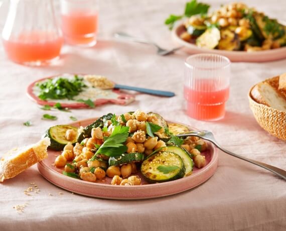 Sommerlicher Kichererbsensalat mit gebratener Zucchini