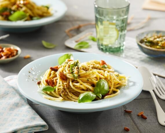 Spaghetti mit Basilikum-Pinienkern-Pesto