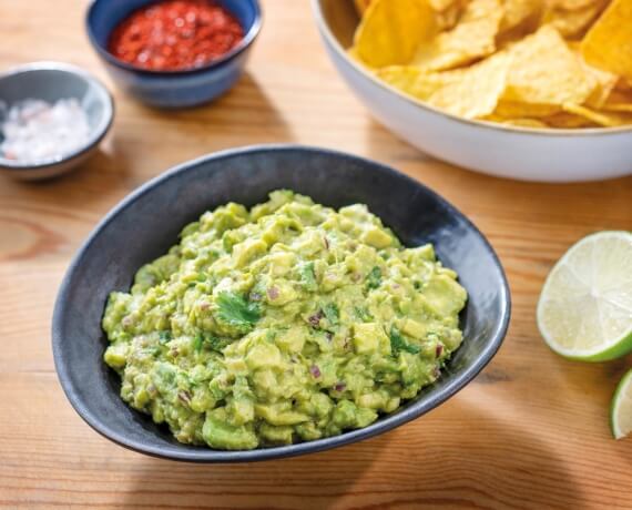 Guacamole mit Tomaten und Peperoni