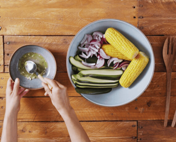 Dies ist Schritt Nr. 2 der Anleitung, wie man das Rezept Grillgemüse-Salat mit Maiskolben und Guacamole zubereitet.