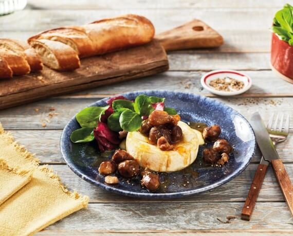 Gebackener Camembert mit glasierten Maronen und Salat