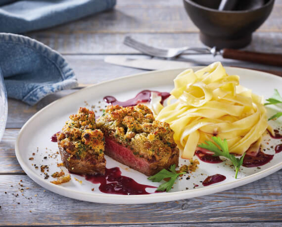 Rinderfiletsteaks mit Maronenkruste und Bandnudeln