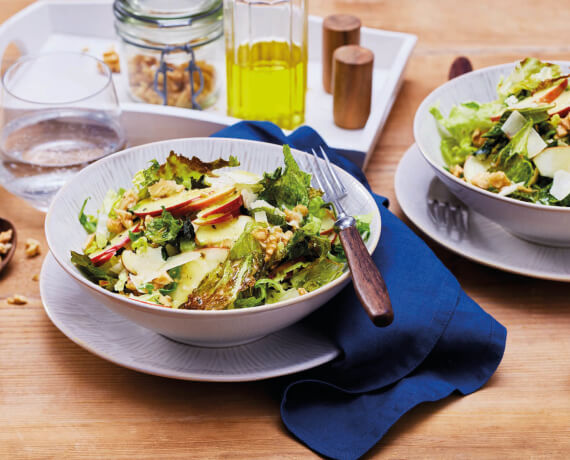 Bunter Herbstsalat mit Nüssen und Wirsingchips