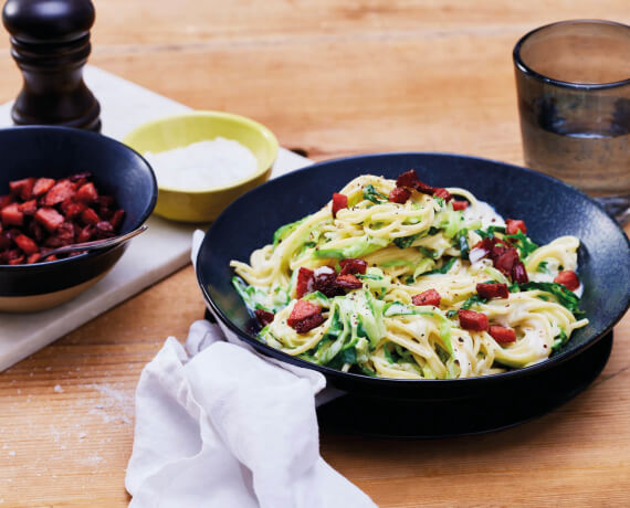 Spitzkohlpasta mit Cabanossi und Sahnesoße