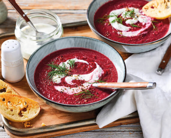 Rote-Bete-Suppe mit Dillcreme