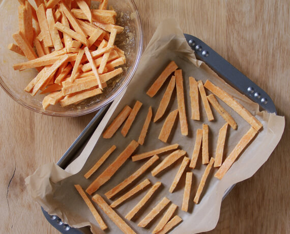 Dies ist Schritt Nr. 3 der Anleitung, wie man das Rezept Süßkartoffel-Pommes zubereitet.