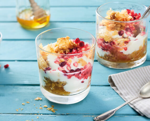 Baklavatrifle mit griechischem Joghurt und Granatapfel