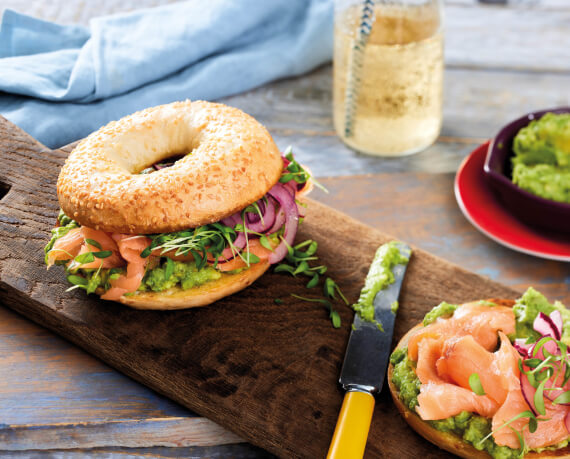 Lachs-Bagel mit Avocado