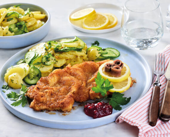 Klassisches Wiener Schnitzel mit Kartoffel-Gurken-Salat