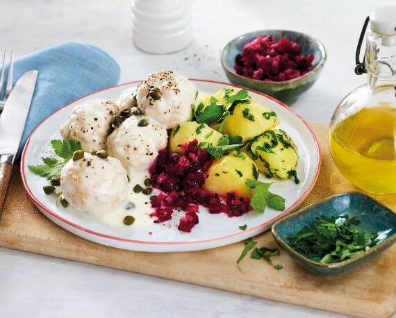 Königsberger Klopse mit Rote-Bete-Salat und Petersilien-Kartoffeln