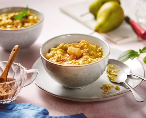 Mandel-Kurkuma-Porridge mit Birne