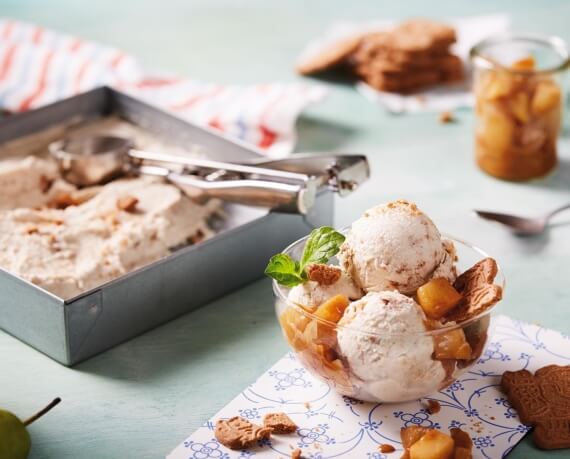 Selbstgemachtes Spekulatiuseis mit Birnenragout