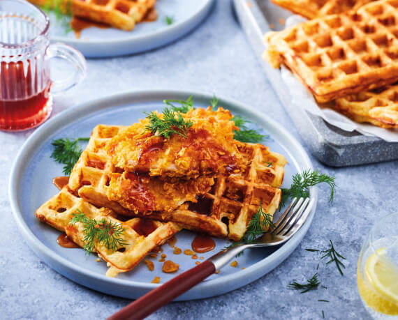 Crispy Chicken mit Käsewaffeln und Chilisirup