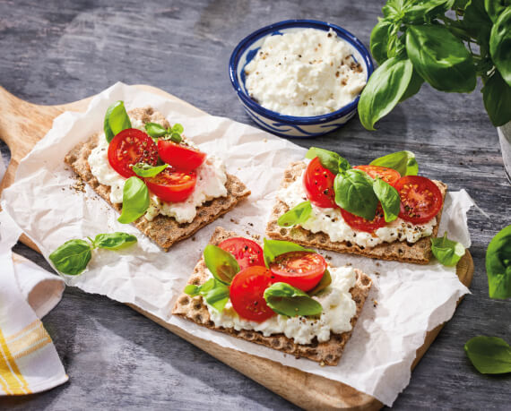 Knäckebrot mit körnigem Frischkäse