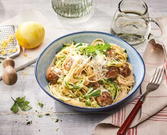 Pasta mit Kalbsfleischbällchen und Zucchini