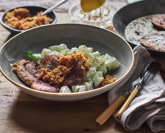 Schnitzel vom Schwein mit Kohlrabigemüse und Zitronenbröseln