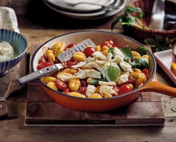 Würzig in der Pfanne gebratene Gnocchi mit Chorizo, Tomaten und Mozarella