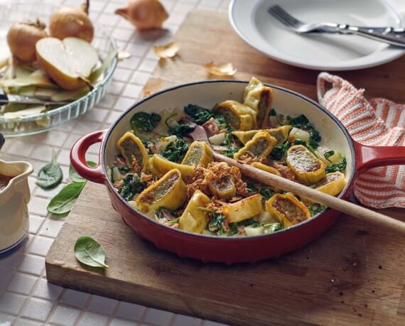 Klassische Maultaschen an Spinatsoße mit Speck zu Birne mit Röstzwiebeln