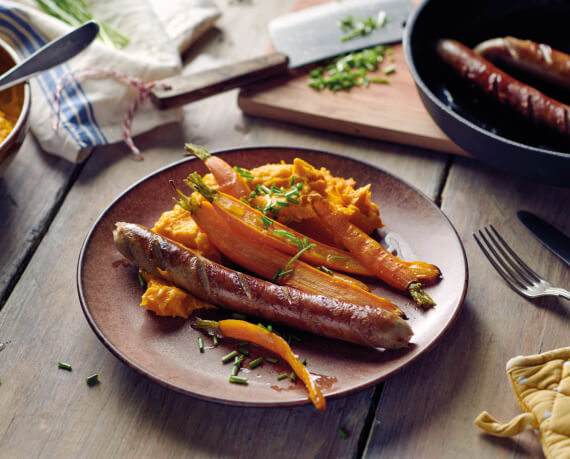 Bratwurst mit Kürbis-Süßkartoffelpüree und karamellisierten Karotten