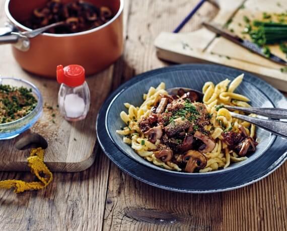 Spätzle mit dunkler Pilzsoße und Schnittlauch-Bröseln