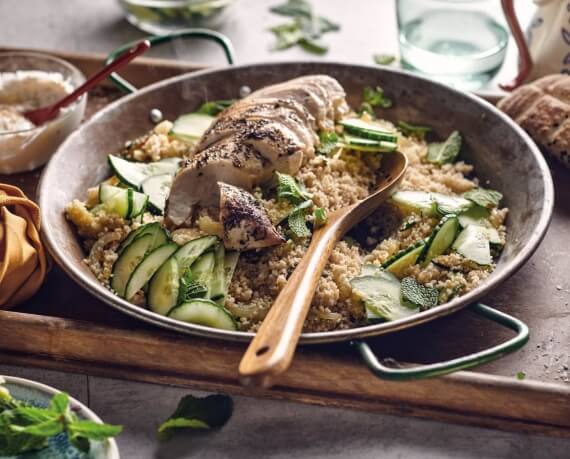 Nordafrikanisches Hähnchen mit Minzcouscous und Sesam-Joghurt-Dip