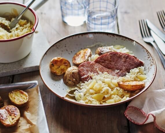 Gebratener Kasseler mit Apfelsauerkraut und Backkartoffeln