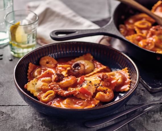 Ravioli mit Tomatensauce und Meeresfrüchten